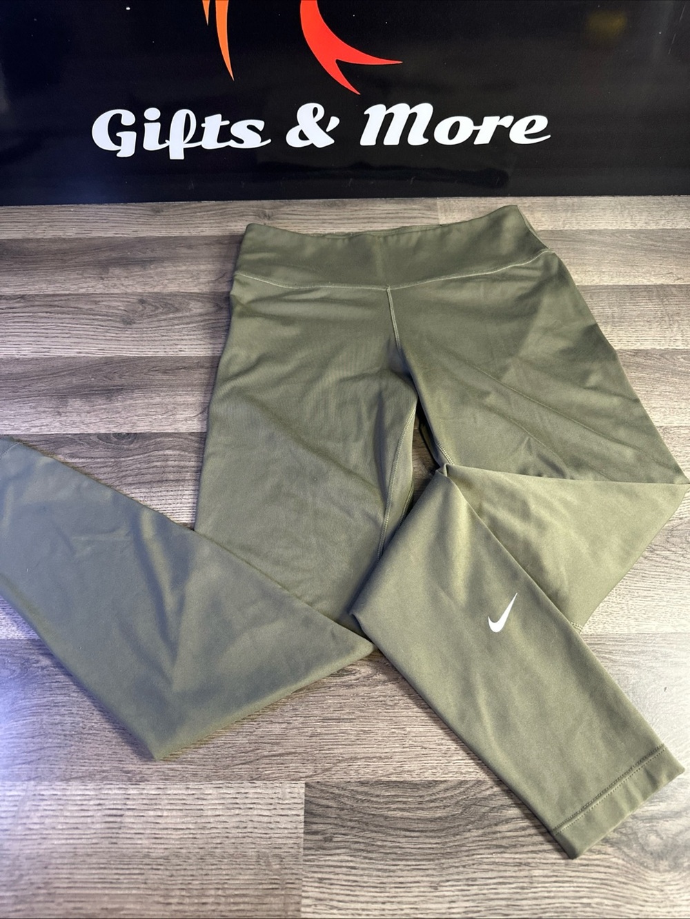 Nike wans medium Olive Performance Leggings